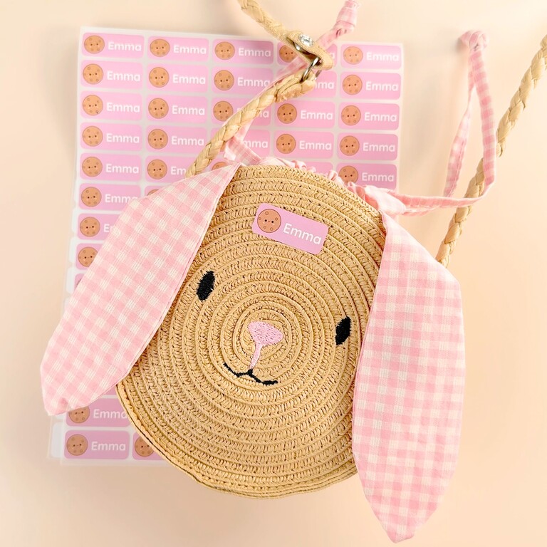 Namensaufkleber auf einer kleinen Kindertasche