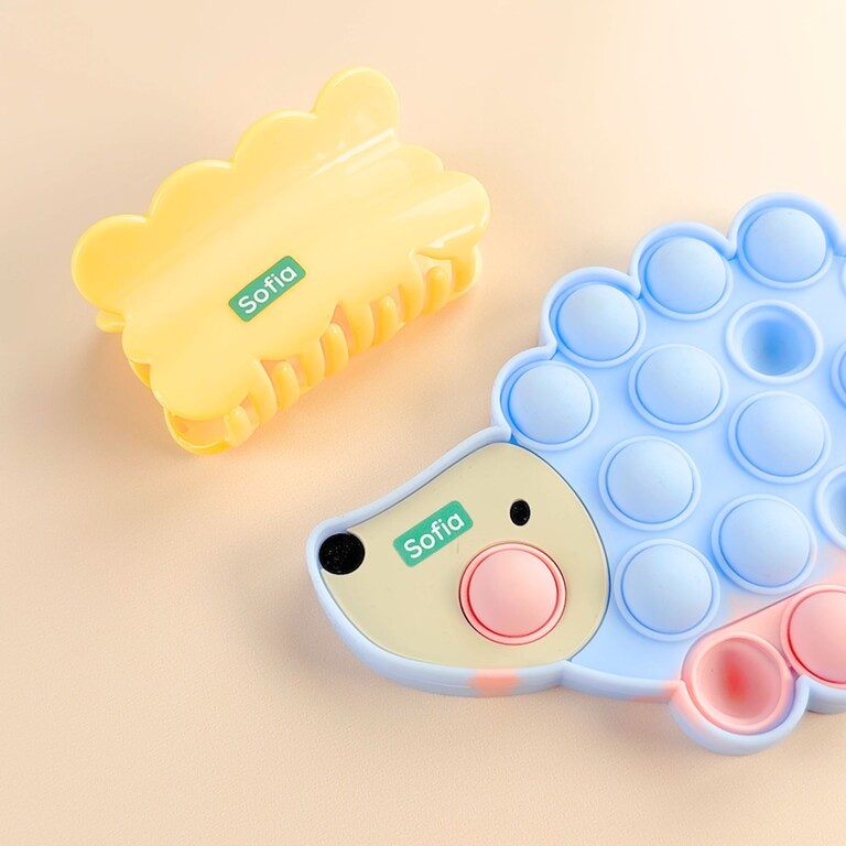 Miniaufkleber auf Haarspange und Spielzeug