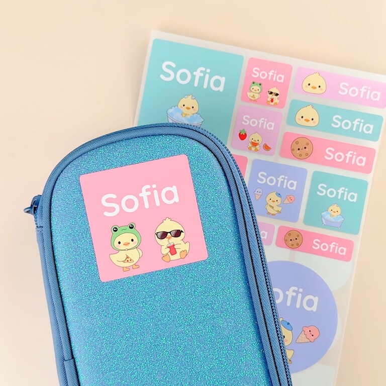 Große Namensaufkleber auf einem blauen Federmäppchen