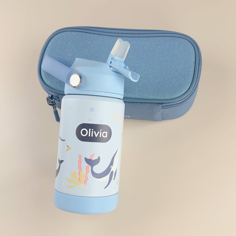 Personalisierte Kinderflasche mit Meeresmotiven und dem Text "Olivia"