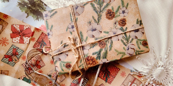 Weihnachtsgeschenke verpacken und beschriften – schön, praktisch, persönlich 3 Weihnachtspäckchen in naturpapier mit kiefern-motiv und juteschnur