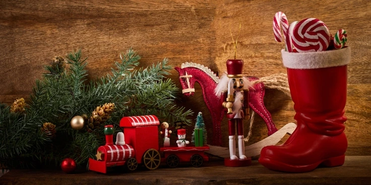 Nikolaus-Stiefel mit Süßigkeiten, Nussknacker, Holzpferd und Tannenzweig