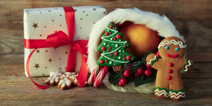 Nikolaus-geschenkset mit lebkuchenmann, zuckerstange, orange und tannenbaum-keks