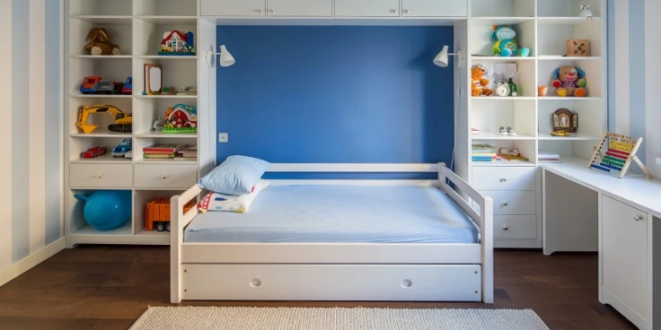 Minimalistisch leben mit kindern – weniger besitzen, mehr leben 5 Minimalistisches kinderzimmer mit weißem bett und offenen regalen