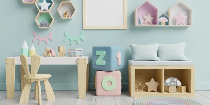 Minimalistisches Kinderzimmer mit pastellfarbenen Möbeln und Dekoration.