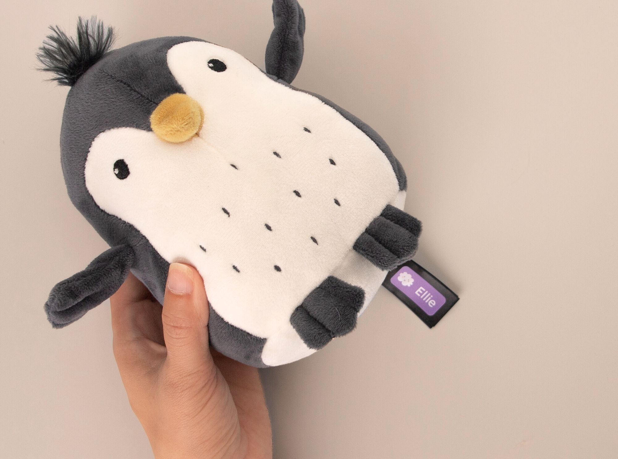 Weniger spielzeug, mehr spaß – stressfrei aussortieren mit kindern 2 Pinguin-kuscheltier mit einem personalisierten "ellie"-aufkleber