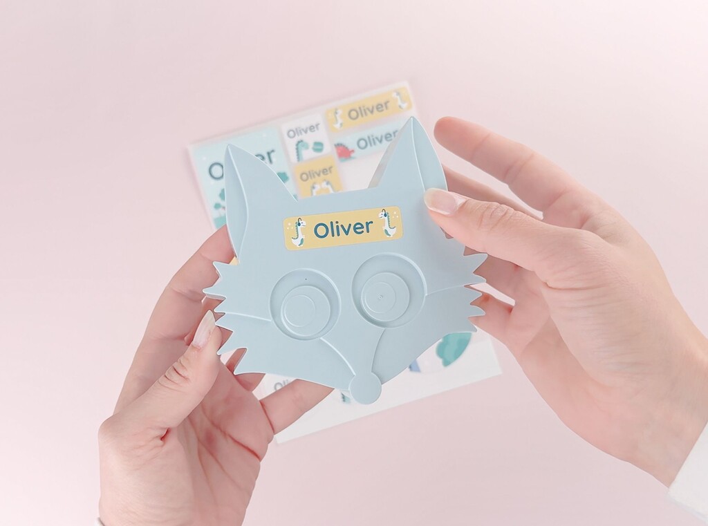 Dinosaurier-Namensaufkleber mit dem Namen Oliver auf einer Brotdose
