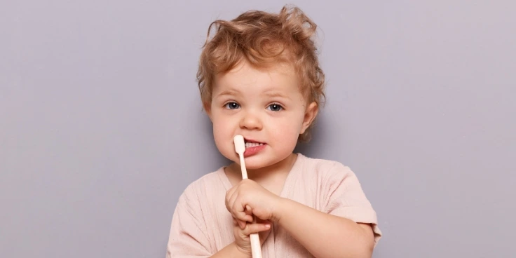 Minimalistische routinen für familien – mit kleinen abläufen zu mehr leichtigkeit im alltag 3 Kleinkind hält zahnbürste beim zähneputzen