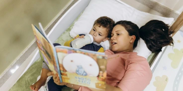 Minimalistische routinen für familien – mit kleinen abläufen zu mehr leichtigkeit im alltag 4 Mutter liest kind beim zubettgehen eine geschichte vor