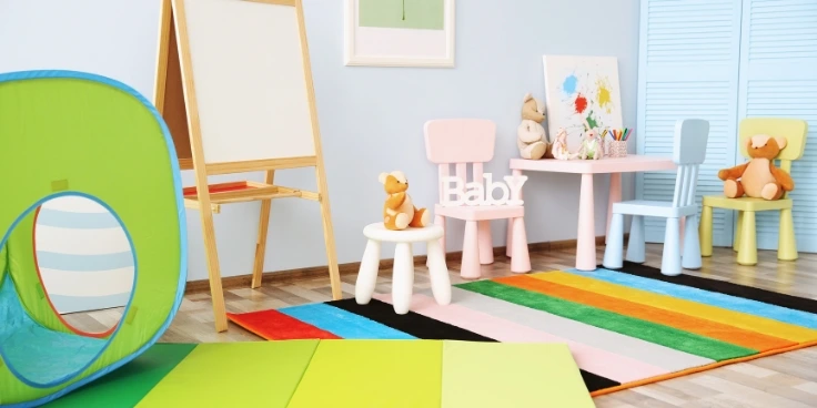 Minimalismus mit kindern einführen – so gelingt der start in ein einfacheres familienleben 4 Buntes kinderzimmer mit spielzeug und kleinen möbeln