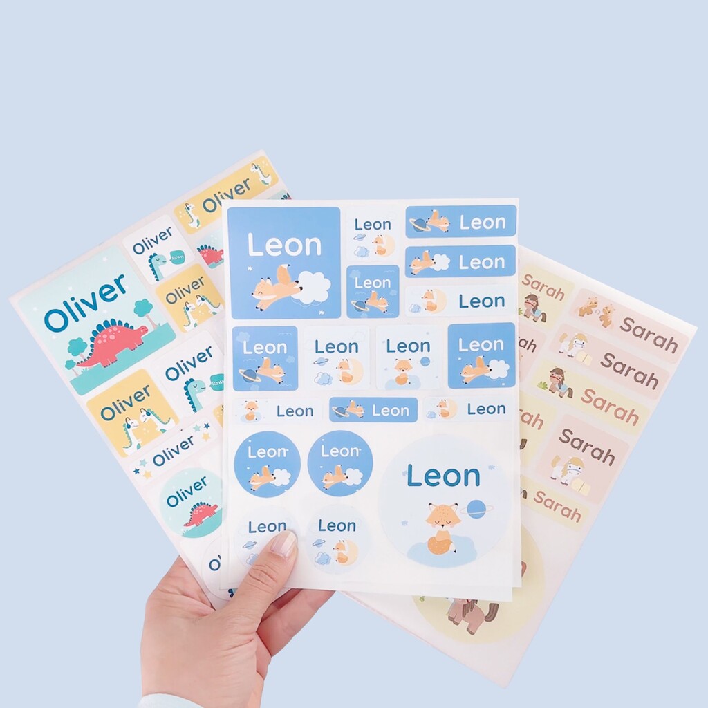 Drei Sets mit großen, personalisierten Namensaufklebern