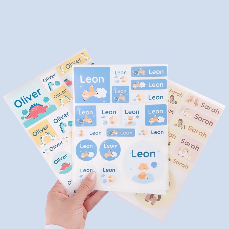 Drei Sets mit großen, personalisierten Namensaufklebern