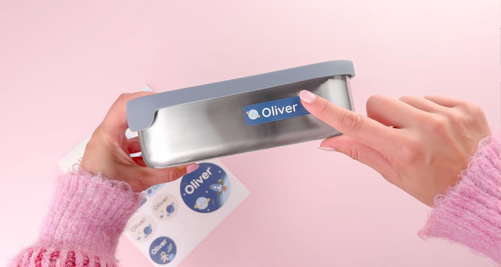Eine Brotdose, die mit einem Aufkleber mit dem Text "Oliver" personalisiert wird