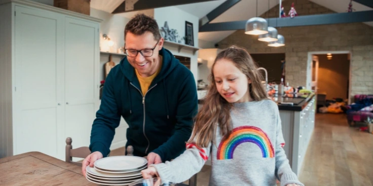 Montessori im alltag: so werden hausarbeiten zu lernabenteuern für kinder 3 Vater und tochter decken gemeinsam den tisch