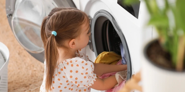 Montessori im alltag: so werden hausarbeiten zu lernabenteuern für kinder 4 Kind hilft beim wäschewaschen