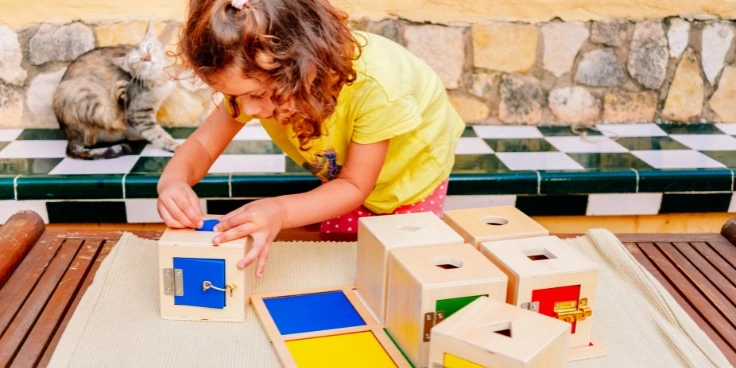 Kreative montessori‑bastelideen: so fördern kleine hände die fantasie 5 Kind spielt mit montessori-schlossboxen