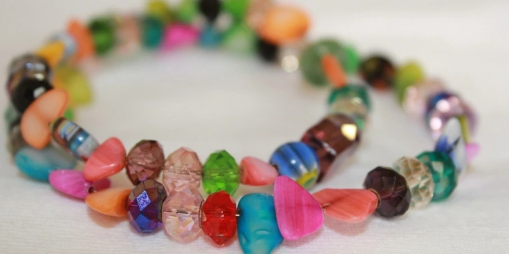 Kreative montessori‑bastelideen: so fördern kleine hände die fantasie 6 Bunte montessori-perlenkette, von kindern gemacht