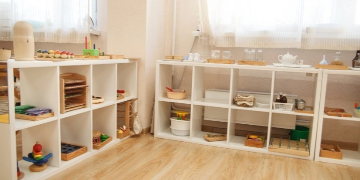 Kreative montessori‑bastelideen: so fördern kleine hände die fantasie 7 Montessori-regal mit lernmaterialien für kinder