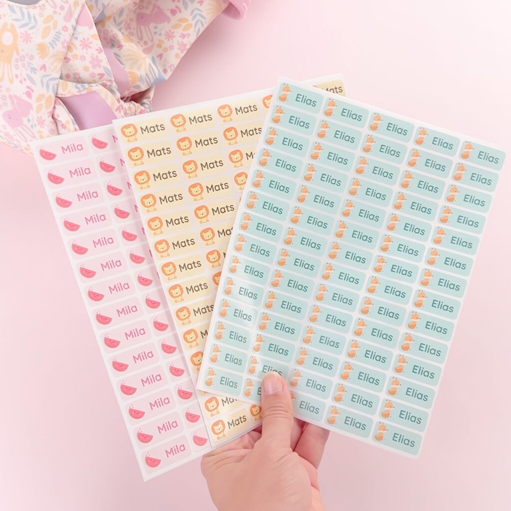 Drei farbenfrohe Sets mit personalisierten Namensaufklebern