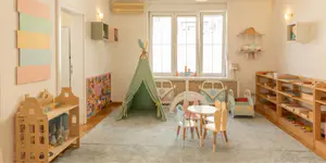Innenraum eines Montessori-Kindergartens zu Hause