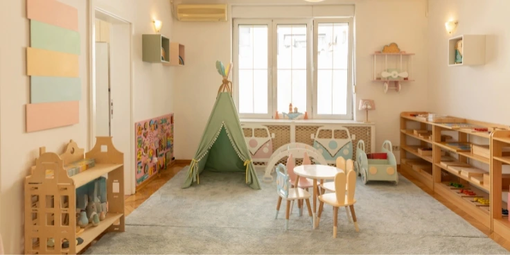 Innenraum eines Montessori-Kindergartens zu Hause