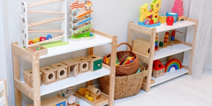 Kinderspielzeug und didaktisches material ordentlich in holzregalen angeordnet