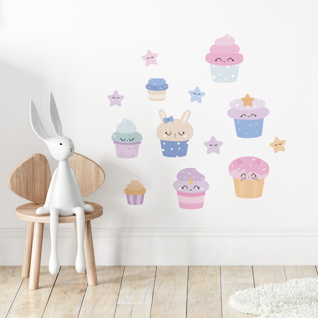 Kinderzimmerwand mit Cupcakes-Wandstickern und einem Kinderstuhl, auf dem ein Kuscheltier sitzt