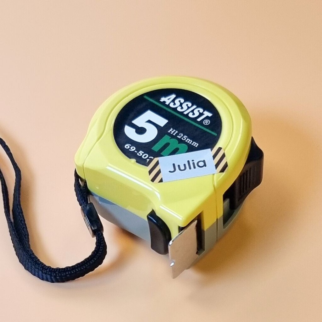 Gelbes Maßband mit einem personalisierten Namensaufkleber mit dem Text Julia