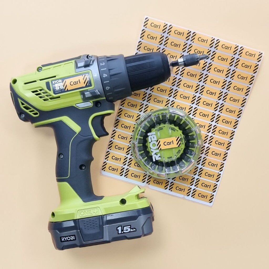 Grüner Akkuschrauber mit personalisiertem Namensaufkleber