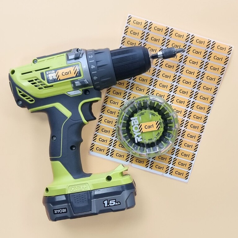 Grüner Akkuschrauber mit personalisiertem Namensaufkleber