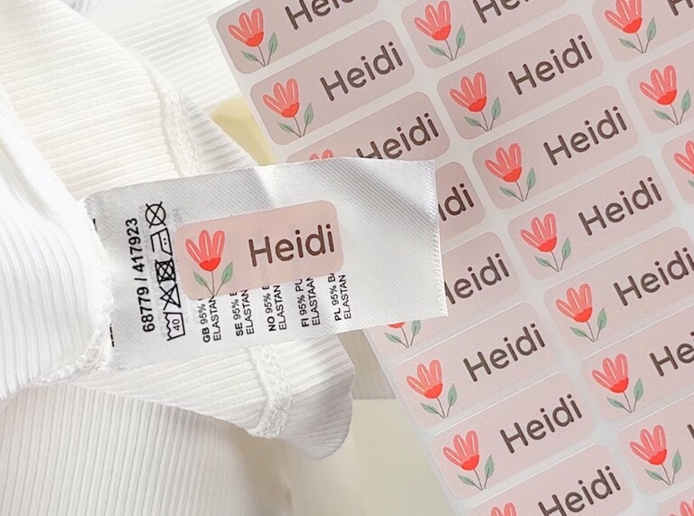 Personalisierter Namensaufkleber mit Tulpen-Design und dem Namen Heidi auf einem Wäscheetikett
