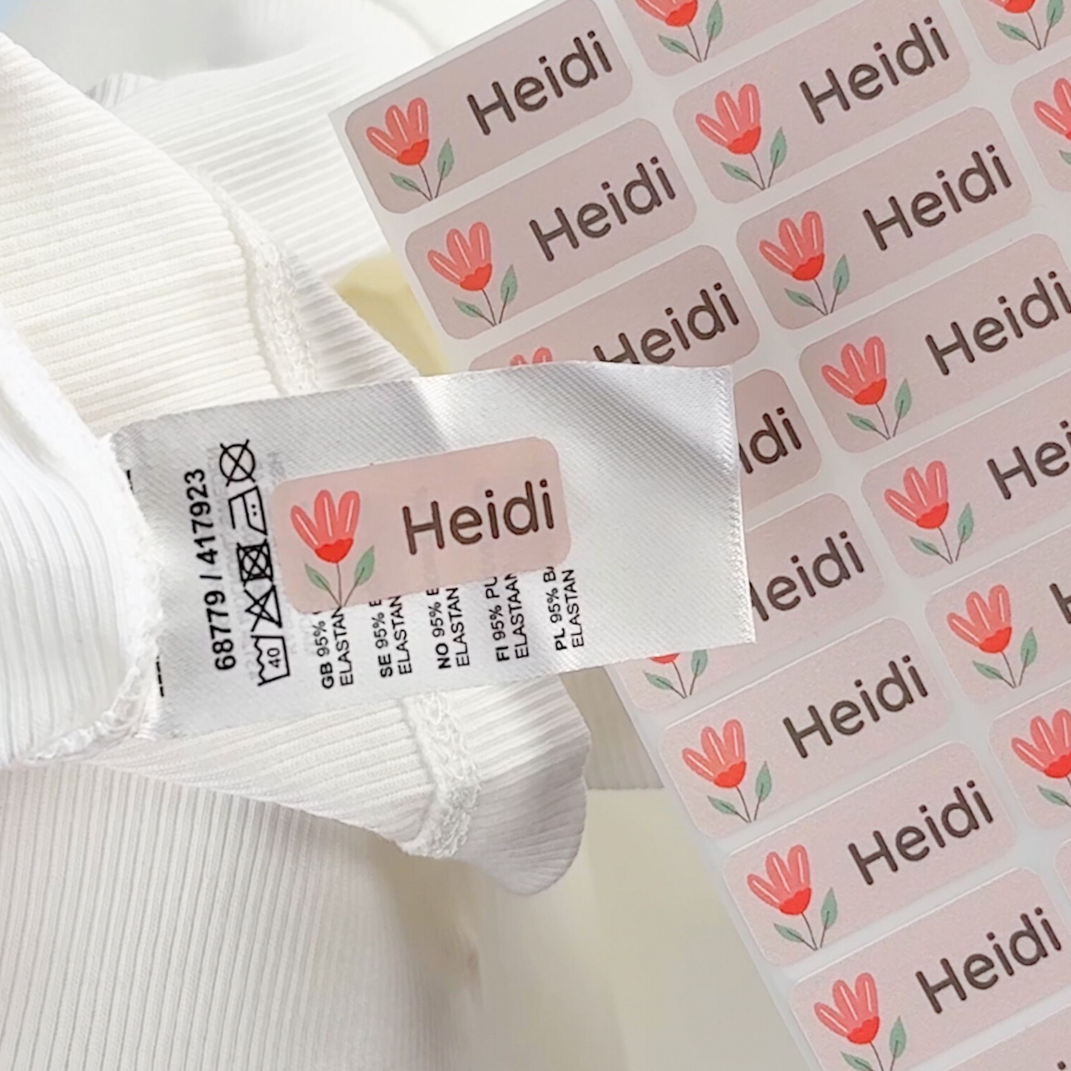 Bügeletiketten oder namensaufkleber für pflegeheime? Der vergleich 3 Personalisierter namensaufkleber auf einem synthetischen wäscheetikett