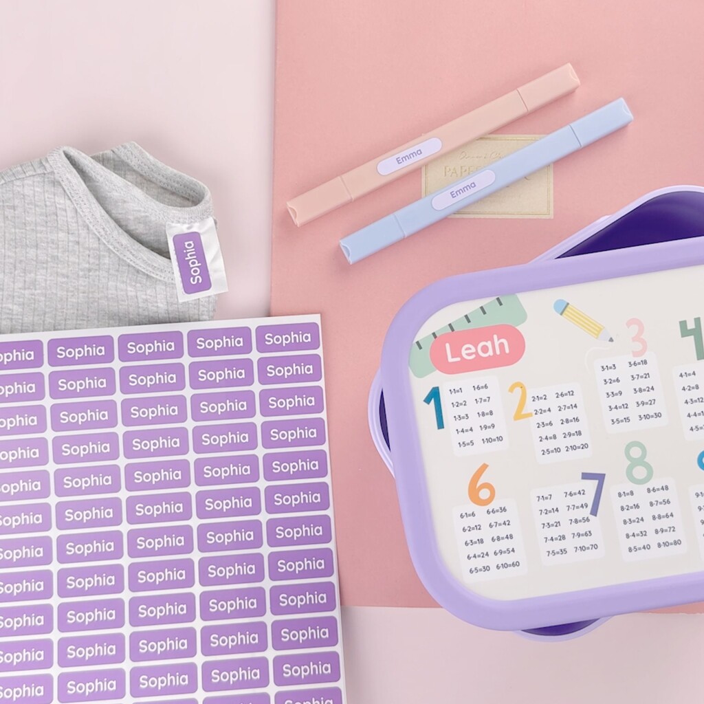 Namensaufkleber in verschiedenen Größen neben einer personalisierten Brotdose