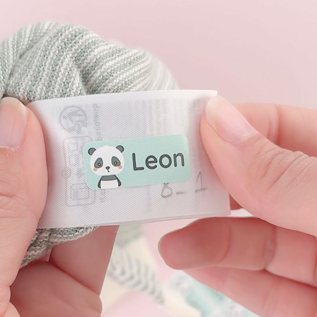 Welche größe ist die richtige für namensaufkleber? Tipps für deine wahl 5 Personalisierter namensaufkleber mit panda und dem text leon auf einem wäscheetikett