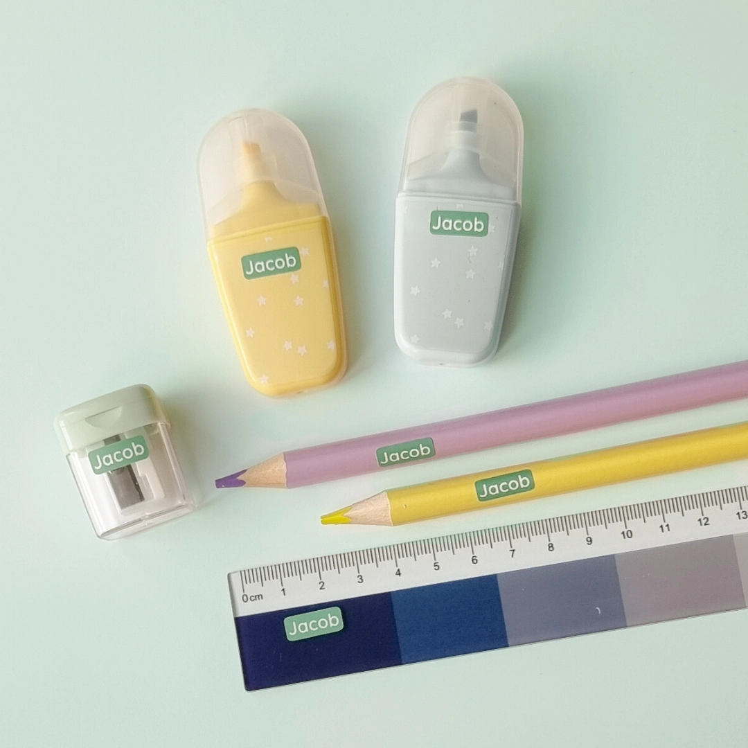 Welche größe ist die richtige für namensaufkleber? Tipps für deine wahl 6 Schulutensilien mit grünen, personalisierten mini-aufklebern