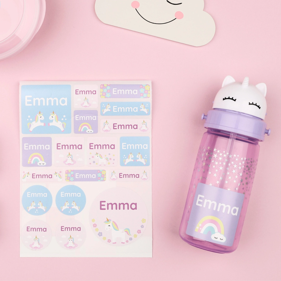 Welche größe ist die richtige für namensaufkleber? Tipps für deine wahl 8 Ein set mit großen namensaufklebern sowie eine trinkflasche, die mit einem aufkleber personalisiert ist