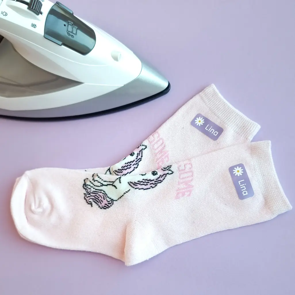 Anleitung: bügeletiketten richtig anbringen – so halten sie dauerhaft 2 Personalisierte bügeletiketten auf socken