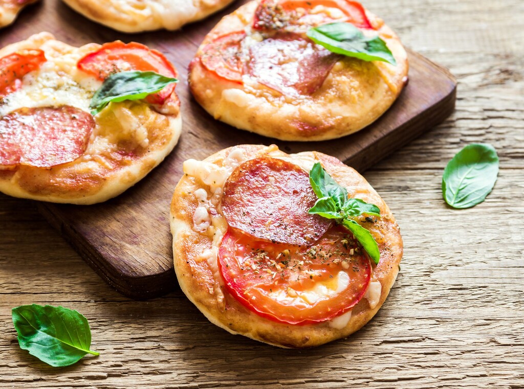 Pizza backen mit kindern: einfache rezepte, mini-pizzen und schneller pizzateig zum selbermachen 5 Frisch gebackene mini-pizzen mit salami, tomaten und basilikum