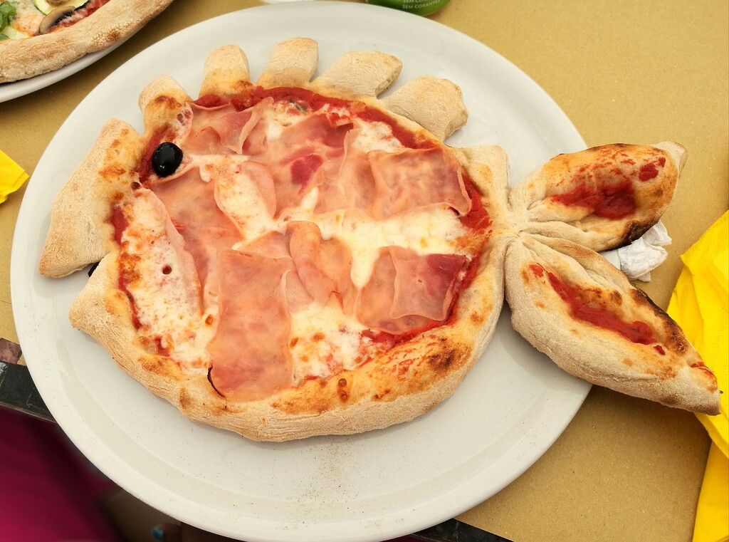 Pizza backen mit kindern: einfache rezepte, mini-pizzen und schneller pizzateig zum selbermachen 6 Belegte pizza in einer kreativen form