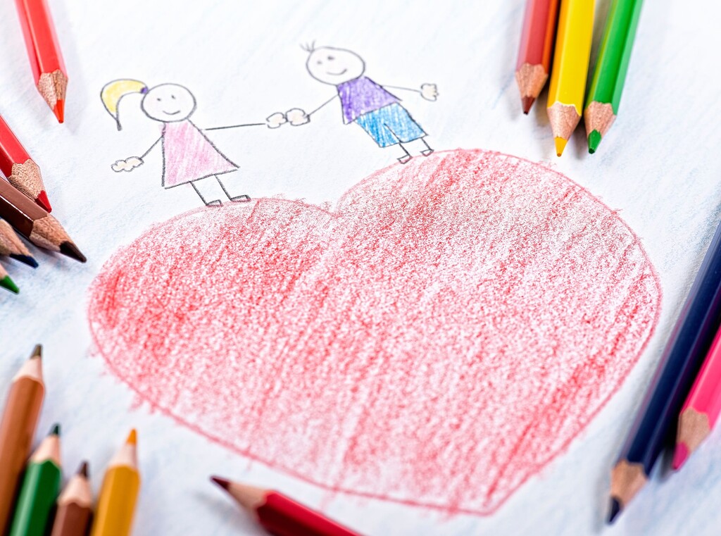 Valentinstag mit kindern: bastelideen und einfache rezepte, um liebe in der familie zu feiern 3 Selbstgemaltes, rotes herz mit zwei gezeichneten menschen umringt von buntstiften
