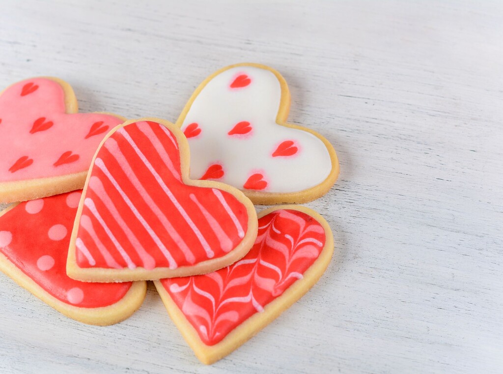 Valentinstag mit kindern: bastelideen und einfache rezepte, um liebe in der familie zu feiern 4 Selbstgemachte herzplätzchen mit einer rosaroten zuckerguss-verzierung