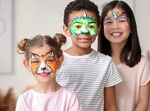 Kinder geschminkt mit Tier- und Fantasiefiguren