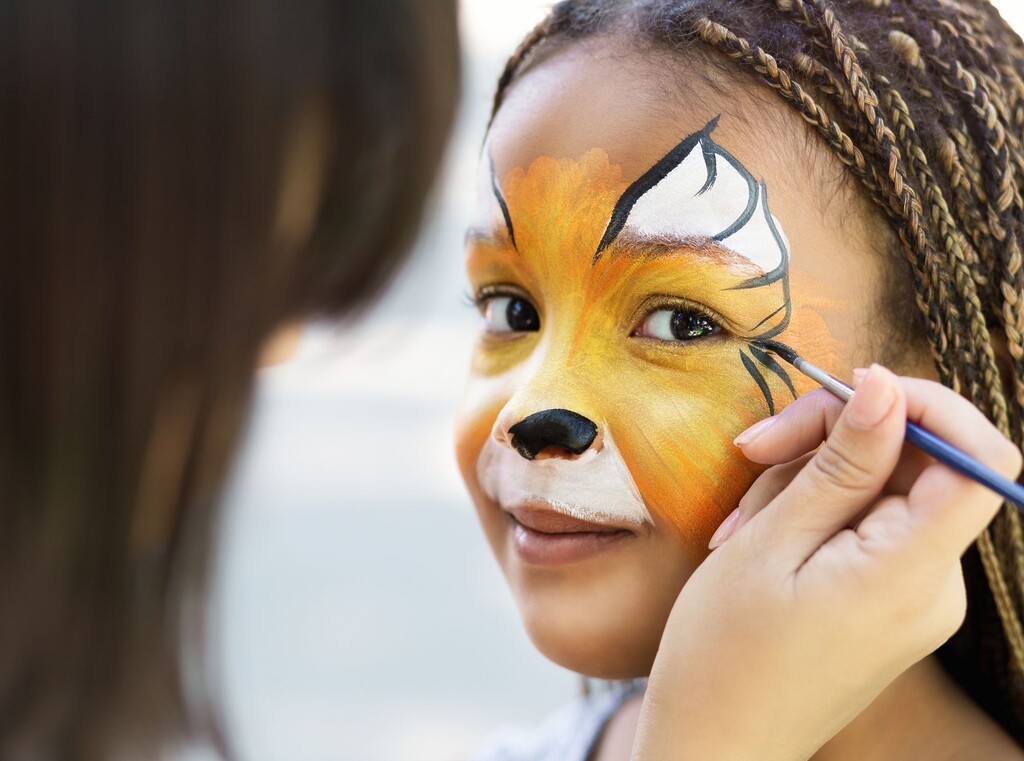 Karneval für kinder: ideen für kostüme, schminktipps und diy-dekorationen 1 Lächelndes kind bekommt ein fuchsgesicht aufgemalt