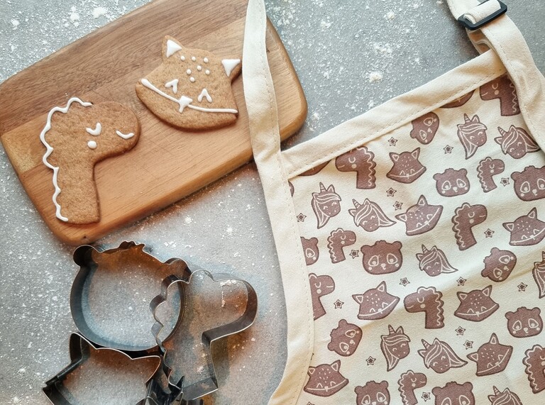 Kind und Erwachsener backen gemeinsam Weihnachtsplätzchen mit Ausstechformen