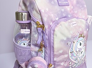 Lila Einhorn-Schulranzen, Trinkflasche und Brotdose, jede mit passenden personalisierten Namensaufklebern beschriftet