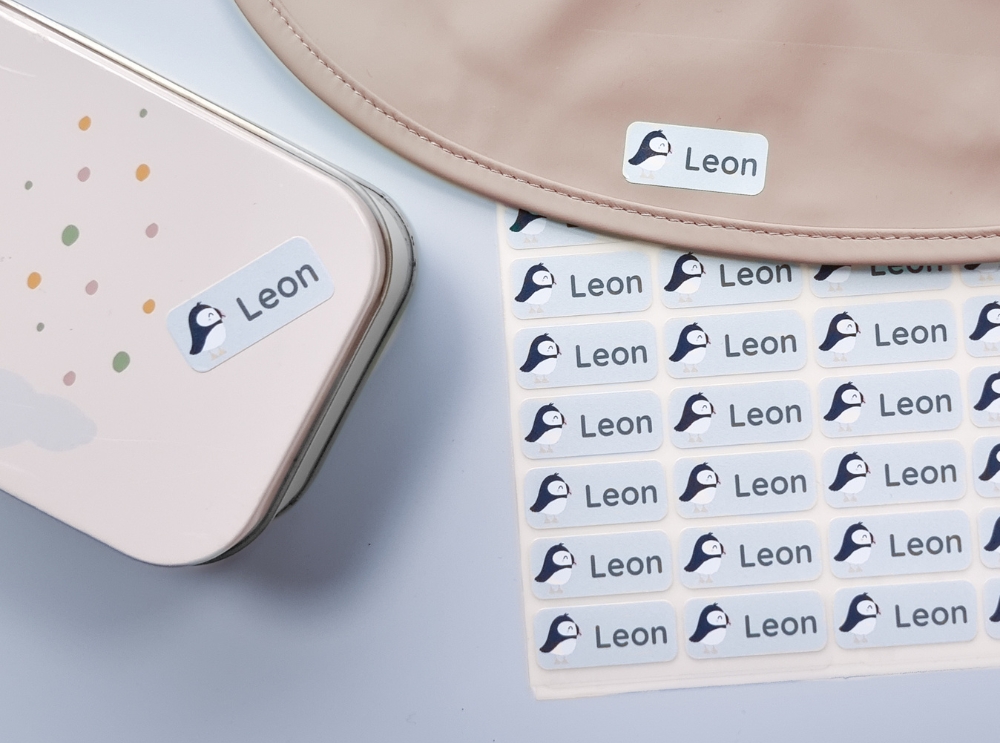 Selbstklebende namensaufkleber mit dem namen leon in der farbe blau