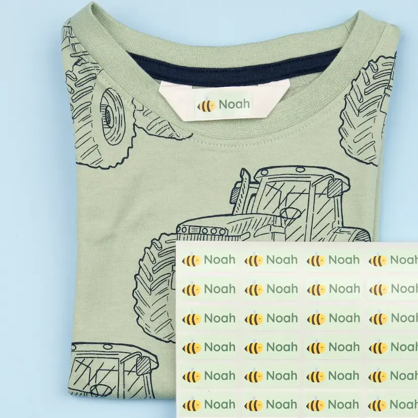 Kinder-t-shirt mit traktoraufdruck und personalisiertem namensetikett mit bienenmotiv und dem namen 'noah'