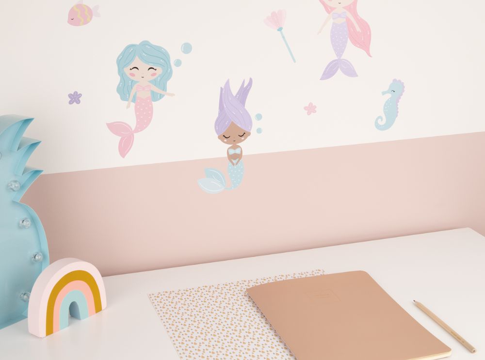 Wandsticker im kinderzimmer anbringen