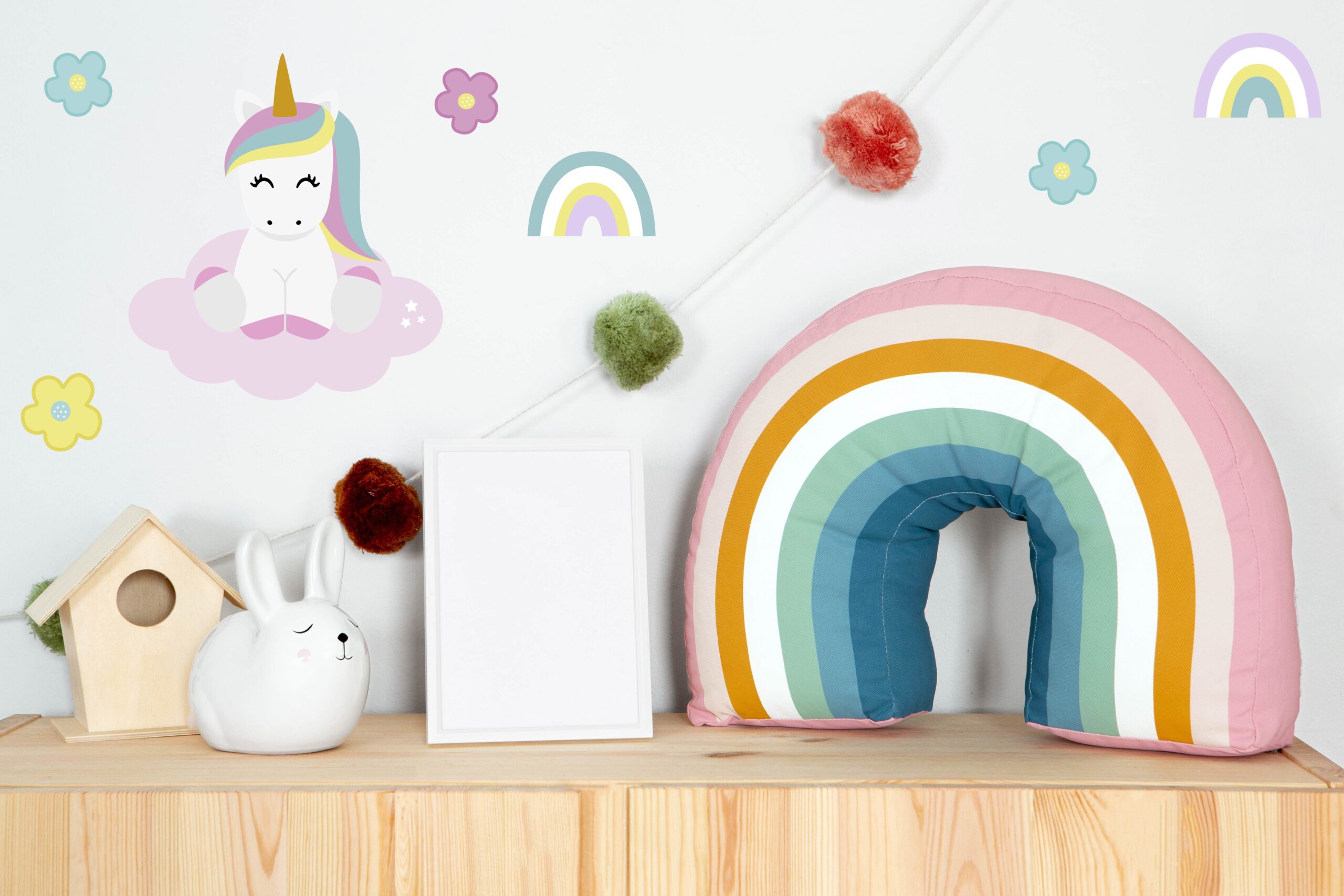 Wandsticker mit einem einhorn, blumen und regenbogen