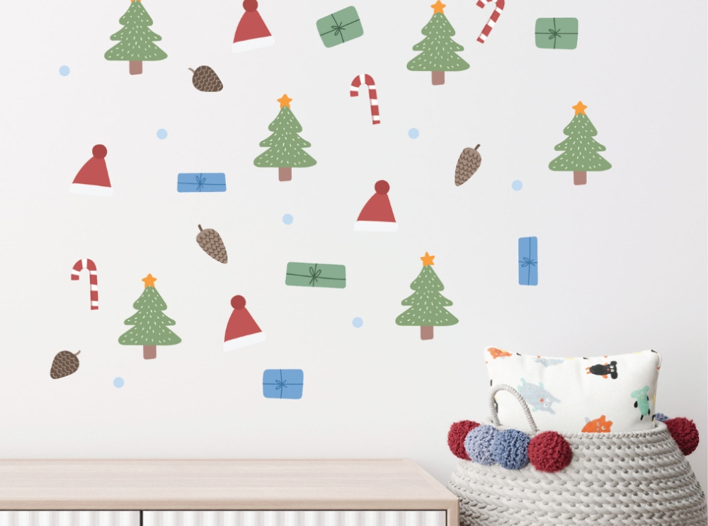 Weihnachtliche wandtattoos mit weihnachtsmützen, tannenbäumen und geschenken